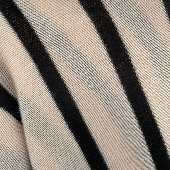 Victoria’s Secret light weight relaxed top.  Can wear it casual or dress it up - Picture 5 of 6